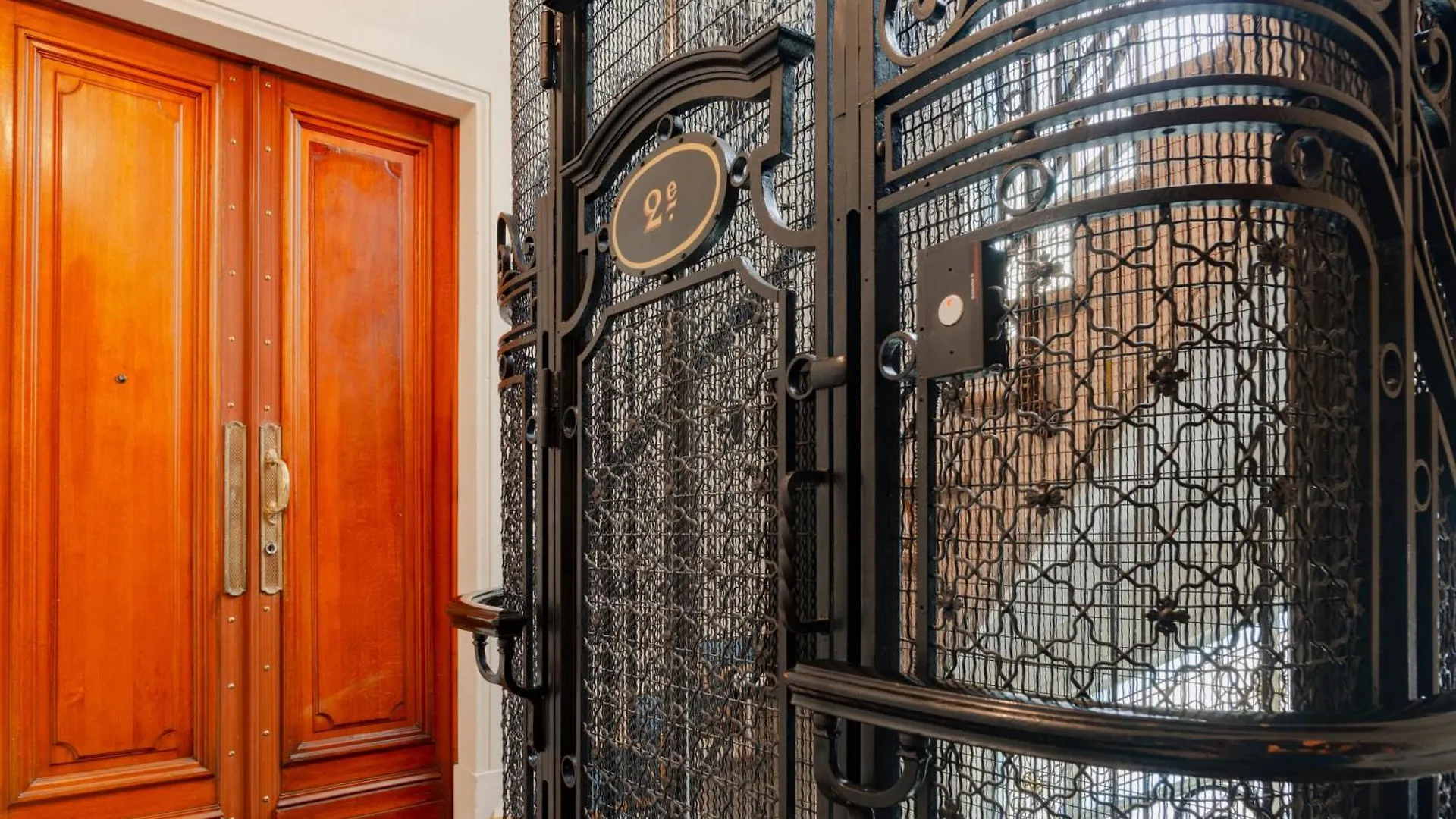 Prestigious Triangle D'or 2br Champs-elysee - Montaigne * Paris