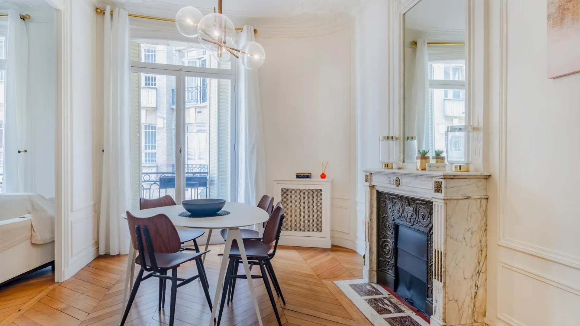 Prestigious Triangle D'or 2br Champs-elysee - Montaigne Apartment *